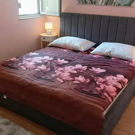 Remarkable 2-bed In Okrug Gornji * Trogir