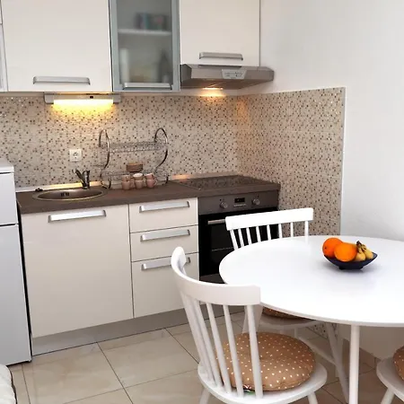 Remarkable 2-bed In Okrug Gornji شقة