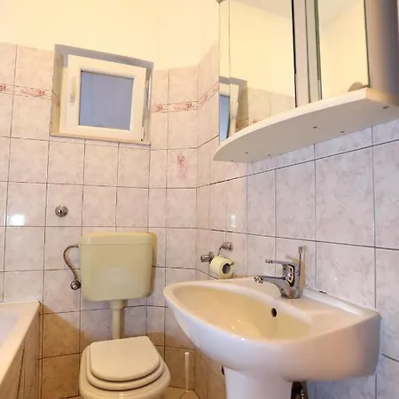 Remarkable 2-bed In Okrug Gornji * تروغير