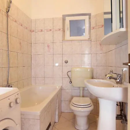 شقة Remarkable 2-bed In Okrug Gornji تروغير